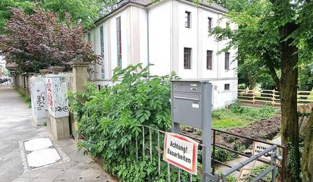 Blick auf Rückseite der Melanchthonkirche - mit Baustellenschild
