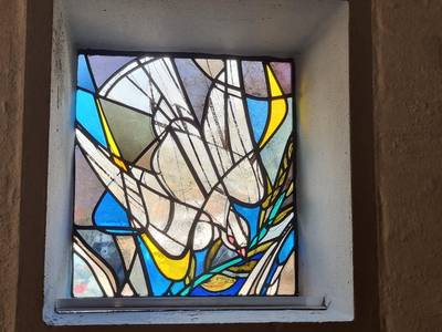 Quelle: ekma/de Vos, Kirchenfenster_Taube_StPius Bild von einem Kirchenfenster Ökumenekirche St. Pius