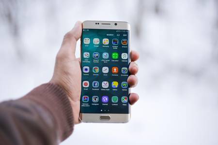 Quelle: pixabay/pexels, pixabay/pexels-samsung-1283938_1280 Smartphone in einer Hand