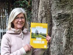 Quelle: ekma/deVos Pfarrerin Anne Ressel mit einem der Seelsorge-Plakate