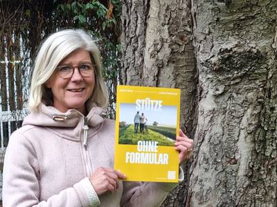 Pfarrerin Anne Ressel mit einem der Seelsorge-Plakate