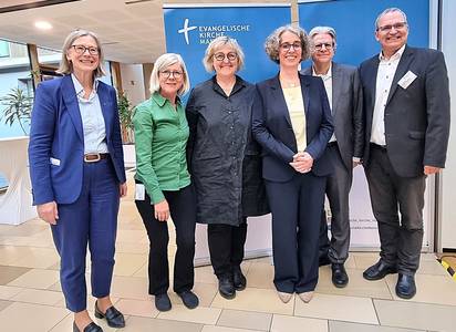 Quelle: ekma/de Vos Gruppenfoto mit der neu gewählten Dekanin