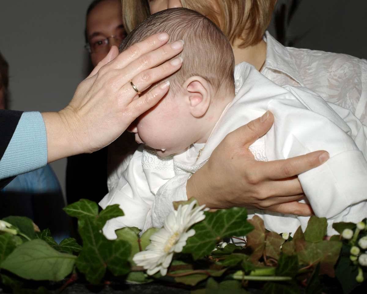 Quelle: pixabay, _pixabay_baptism-g4ba81c143_1920.jpg Bild einer Taufe