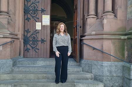 Sheida Yavari-Bognar vor der Diakoniekirche Luther
