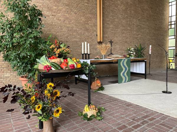 Erntedankaltar Paul-Gerhardt-Kirche mit Früchten