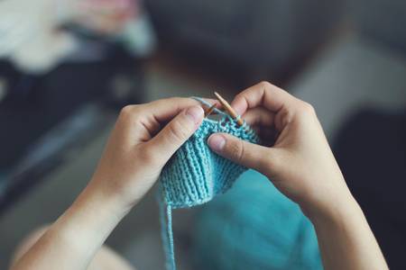 Quelle: pixabay/Foundry (dv) Man beginne mit leichten Maschen. Mit der Übung wird das Stricken zunächst immer einfacher – für schwierigere Maschen braucht es dann eine gute Anleitung ;-).