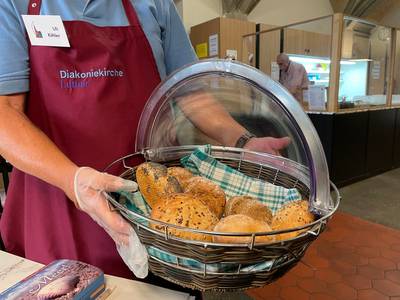 Im Cafe gibt es täglich frische Brötchen