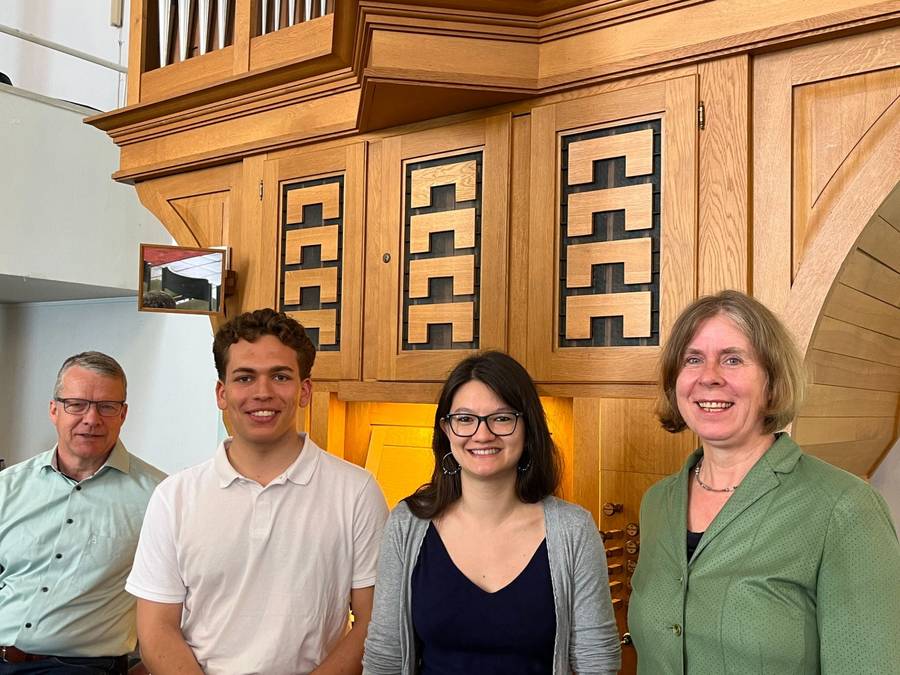 Quelle: EgidN Rainer Pochlatko Foto mit 4 Personen vor einer Orgel als Werbung für die Orgel-Ausbildung