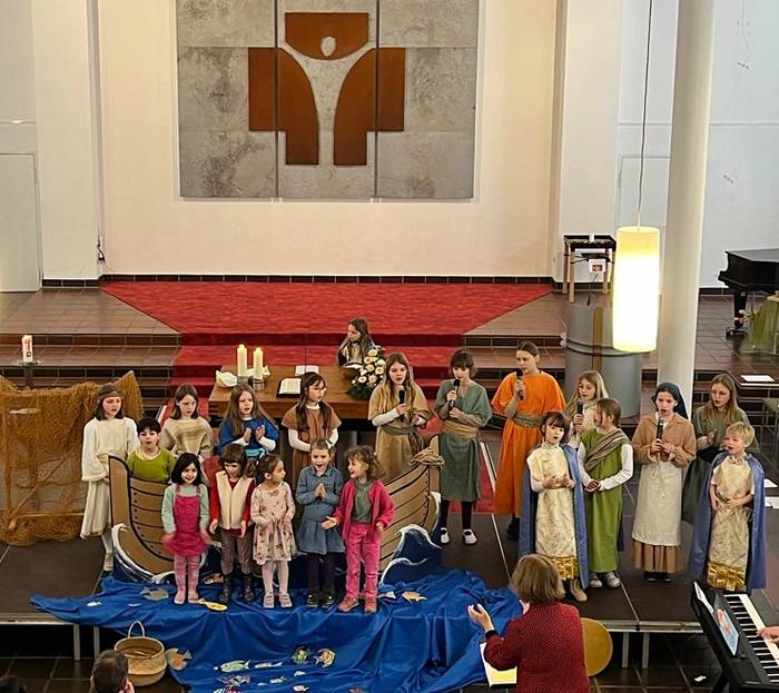 Foto von der Aufführung des Kindermusicals Simon Petrus Menschenfischer im März 2026