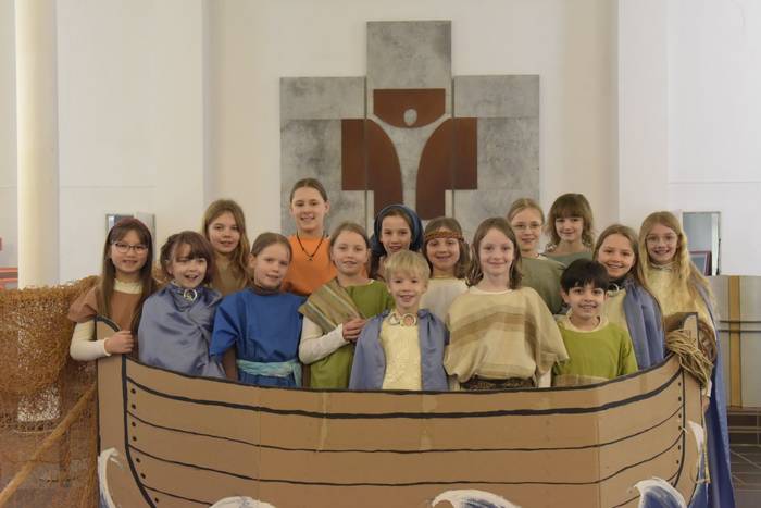 Gruppenbild von der Aufführung des Kindermusicals Simon Petrus Menschenfischer im März 2026