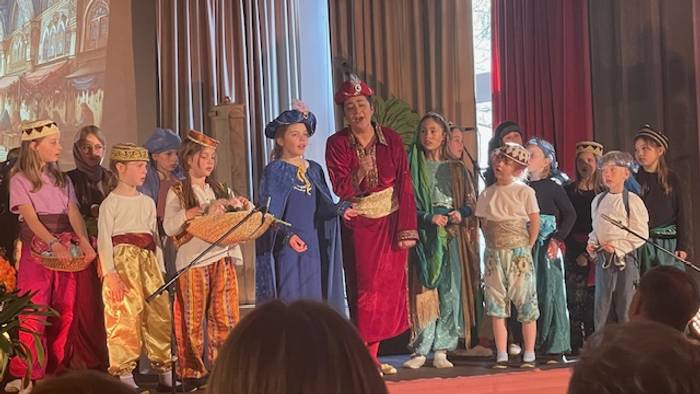 Foto von der Aufführung der Kinderoper Kalif Storch im März 2025