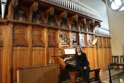 Foto von Beate Rux Voss an der Voit-Orgel in der Lutherkirche Mannheim