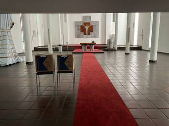 Eine große Tanzfläche ist entstanden, als alle Stühle aus der Kirche ausgeräumt waren.
