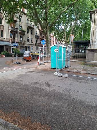 Bauzaun und Toilettenhäuschen – alles wichtige für eine Baustelle