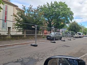 Das Auto hinterm Bauzaun wird noch gerettet.
